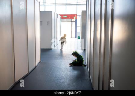 Ukrainische Flüchtlingskinder spielen nach der Flucht im Flüchtlingslager im Moldexpo Exhibition Center, Chisinau, Moldawien. Stockfoto