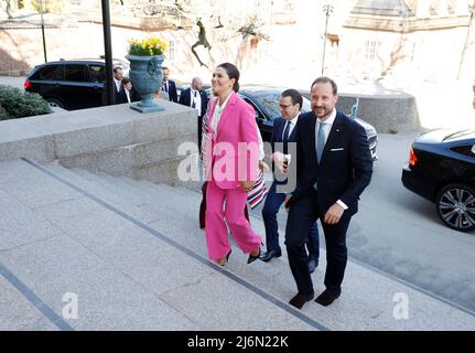 Kronprinzessin Victoria, Kronprinz Haakon von Norwegen, Prinz Daniel und Kronprinzessin Mette-Marit treffen am 3. Mai 2022 an der Königlich Schwedischen Akademie der Wissenschaften in Stockholm ein. Foto: Christine Olsson / TT-Code 10430 Stockfoto