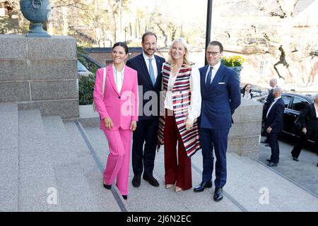 Kronprinzessin Victoria, Kronprinz Haakon von Norwegen, Prinz Daniel und Kronprinzessin Mette-Marit treffen am 3. Mai 2022 an der Königlich Schwedischen Akademie der Wissenschaften in Stockholm ein. Foto: Christine Olsson / TT-Code 10430 Stockfoto