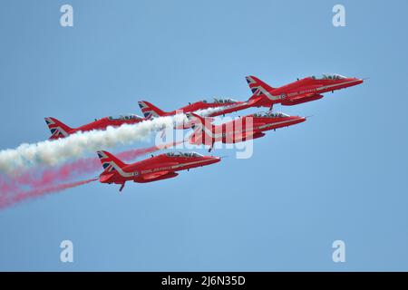 Die roten Pfeile führen ihre Routine beim Royal Internationol Air Tattoo 2015 bei RAF Fairford, Gloucestershire, Großbritannien, durch Stockfoto