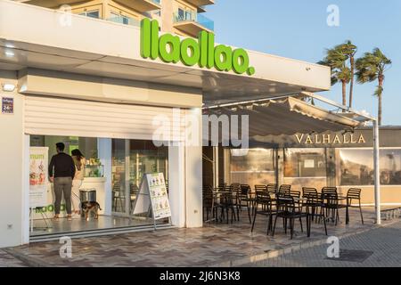 Playa de Palma, Spanien; april 23 2022: Hauptfassade einer Eisdiele des multinationalen Unternehmens llaollao, im Ferienort Playa de Palma Stockfoto