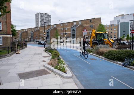 Radweg in Shadwell am 27.. April 2022 in London, Großbritannien. Cycle Superhighway 3 oder CS3 ist ein langer Radweg und Teil des vom TfL koordinierten Radwegenetzes. Sie verläuft von Osten nach Zentral-London. Es ist eine beliebte Route sowohl für Pendler als auch für Freizeitfahrer, die entlang der Strecke eine Reihe von wichtigen Zielen in London passiert. Fast auf der gesamten Strecke werden Radfahrer auf getrennten Radwegen vom anderen Verkehr getrennt, und an größeren Kreuzungsstellen wurde die Fahrradinfrastruktur bereitgestellt. CS3 wurde jetzt in Cycleway 3 oder C3 umbenannt. Stockfoto