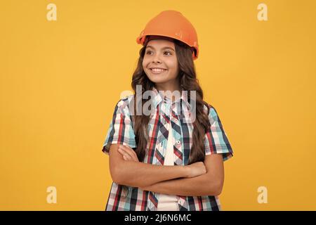 Schutz und Sicherheit. Kindererziehung. Auf der Baustelle. Verbessern Sie Ihre Kindheit. Stockfoto