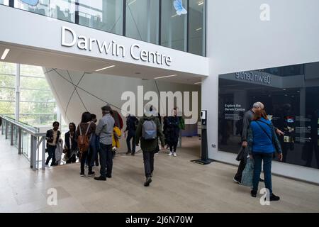 Eintrittsschild zum Darwin Centre im Natural History Museum am 27.. April 2022 in London, Großbritannien. Das Darwin Center wurde als neues Zuhause für die Museumssammlung von mehreren zehn Millionen erhaltenen Exemplaren sowie für neue Arbeitsräume für das wissenschaftliche Personal des Museums und neue Erfahrungen von Besuchern im Bildungswesen konzipiert. Das Museum zeigt eine große Auswahl an Exemplaren aus verschiedenen Teilen der Naturgeschichte. Das Museum beherbergt Lebens- und erdwissenschaftliche Exemplare mit rund 80 Millionen Objekten aus fünf Hauptsammlungen: botanik, Entomologie, Mineralogie, Paläontologie und Zoologie. Die Muse Stockfoto