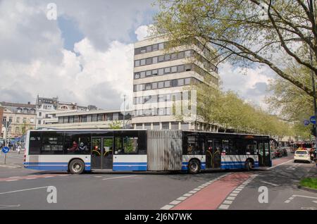 Aachen April 2022: Der Busbahnhof in der Peterstraße. Ein Bus im Vordergrund Stockfoto