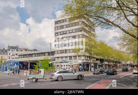 Aachen April 2022: Der Busbahnhof in der Peterstraße. Ein Bus im Vordergrund Stockfoto