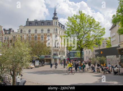 Aachen April 2022: Der Busbahnhof in der Peterstraße. Ein Bus im Vordergrund Stockfoto