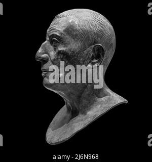 Kopie der antiken Statue Lucius Caecilius Iucundus. Kopf- und Schulterdetail der antiken Mann-Skulptur. Antike Gesichtsstatue isoliert auf schwarz Stockfoto