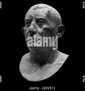 Kopie der antiken Statue Lucius Caecilius Iucundus. Kopf- und Schulterdetail der antiken Mann-Skulptur. Antike Gesichtsstatue isoliert auf schwarz Stockfoto