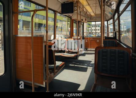 Graz, Österreich - 25. April 2022: In der Straßenbahn von Graz aus, während Sie durch die Stadt fahren. Stockfoto