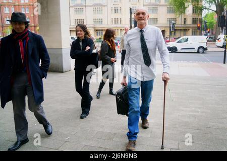 Lance O'Connor (rechts) vor dem Westminster Magistrates' Court, London, wo er am 20. Oktober letzten Jahres wegen Belästigung des Abgeordneten Peter Kyle auf dem Parliament Square auftritt. Bilddatum: Dienstag, 3. Mai 2022. Stockfoto