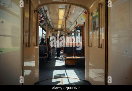 Graz, Österreich - 25. April 2022: In der Straßenbahn von Graz aus, während Sie durch die Stadt fahren. Stockfoto