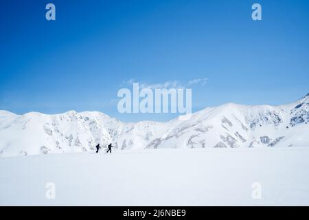 (220503) -- NAGANO, 3. Mai 2022 (Xinhua) -- Menschen wandern auf dem Tateyama Berg in der Präfektur Toyama, Japan, 3. Mai 2022. (Xinhua/Zhang Xiaoyu) Stockfoto