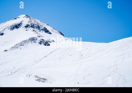 (220503) -- NAGANO, 3. Mai 2022 (Xinhua) -- Menschen fahren auf dem Tateyama Berg in der Präfektur Toyama, Japan, 3. Mai 2022. (Xinhua/Zhang Xiaoyu) Stockfoto