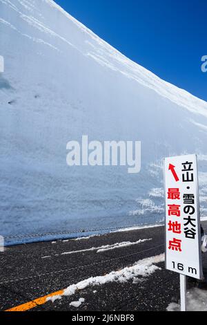 (220503) -- NAGANO, 3. Mai 2022 (Xinhua) -- das Foto vom 3. Mai 2022 zeigt eine Schneewand, deren höchster Teil 16 Meter erreicht, am Tateyama Berg in der Präfektur Toyama, Japan. (Xinhua/Zhang Xiaoyu) Stockfoto