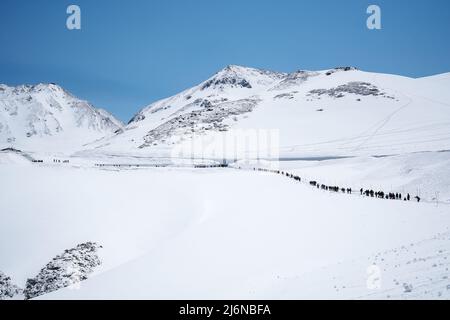 (220503) -- NAGANO, 3. Mai 2022 (Xinhua) -- Menschen besuchen den Tateyama Berg in der Präfektur Toyama, Japan, 3. Mai 2022. (Xinhua/Zhang Xiaoyu) Stockfoto