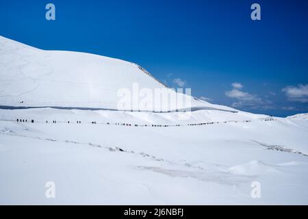 (220503) -- NAGANO, 3. Mai 2022 (Xinhua) -- Menschen besuchen den Tateyama Berg in der Präfektur Toyama, Japan, 3. Mai 2022. (Xinhua/Zhang Xiaoyu) Stockfoto