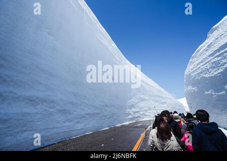 (220503) -- NAGANO, 3. Mai 2022 (Xinhua) -- Menschen besuchen eine große Schneewand, deren höchster Teil 16 Meter erreicht, am Tateyama Berg in der Präfektur Toyama, Japan, 3. Mai 2022. (Xinhua/Zhang Xiaoyu) Stockfoto