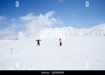 (220503) -- NAGANO, 3. Mai 2022 (Xinhua) -- Besucher nehmen Videos auf dem Tateyama Berg in der Präfektur Toyama, Japan, 3. Mai 2022 auf. (Xinhua/Zhang Xiaoyu) Stockfoto