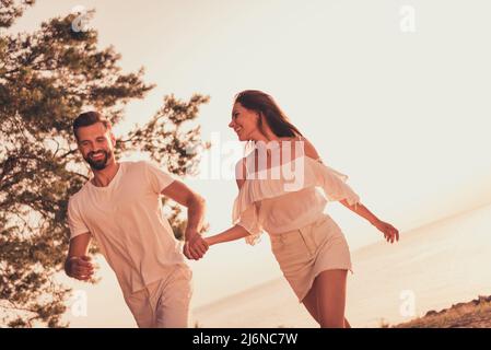 Foto von jungen schönen Paar glücklich positive Lächeln romantische Reise Datum Freundin Freund Sommer Ozean im Freien Stockfoto