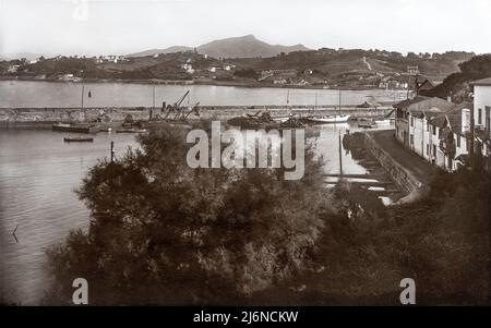 Hafen von Socoa und Blick auf den Hügel Bordayain und die Rhune im Jahr 1934 (Ciboure (64500), Pyrénées-Atlantiques (64), Aquitanien, Frankreich). Stockfoto