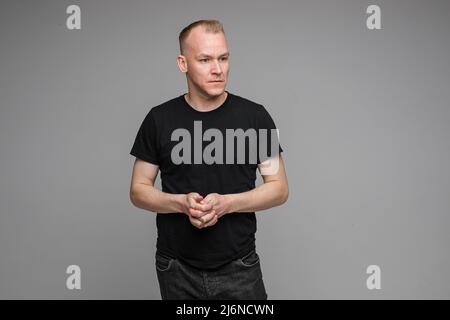 Ernsthafter Mann in Schwarz. Stockfoto