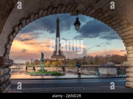 Paris, Frankreich - 19. November 2020: Eiffelturm vom Bogen der Brücke Bir Hakeim in Paris aus gesehen Stockfoto