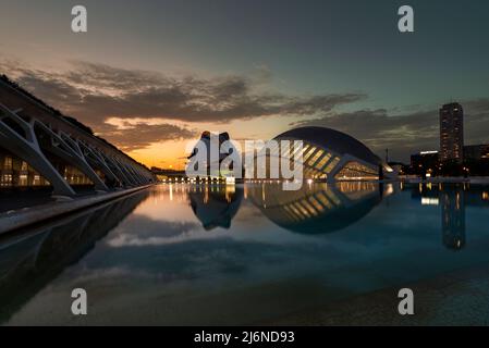 Valencias berühmtes L'Hemisferic und Opernhaus in der Stadt der Künste und Wissenschaften in der Abenddämmerung, Spanien Stockfoto