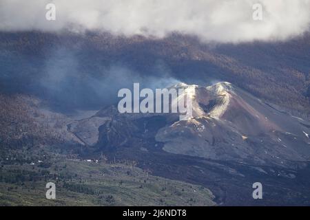 Sonnenstrahl Beleuchtet Rauchend Namenlosen Vulkankrater. Schwefelablagerungen Und Schwarzmagma Fließt. El Paso La Palma Kanarische Inseln Spanien Stockfoto