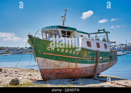Camaret-sur-Mer, Frankreich - 13. Juli 2019 Altes verlassene Schiffswrack auf dem Friedhof des Alten Bootes von Camaret-sur-Mer in der Bretagne, Frankreich Stockfoto