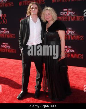 (L-R) Charlie Morton und Mom treffen am Montag, dem 2. Mai 2022, beim DOKTOR STRANGE DER Marvel Studios IN DER MULTIVERSE OF MADNESS-Premiere im Dolby Theater ein. (Foto von Sthanlee B. Mirador/Sipa USA) Stockfoto