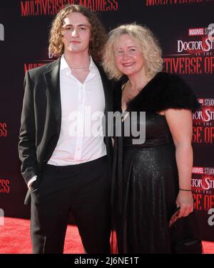 (L-R) Charlie Morton und Mom treffen am Montag, dem 2. Mai 2022, beim DOKTOR STRANGE DER Marvel Studios IN DER MULTIVERSE OF MADNESS-Premiere im Dolby Theater ein. (Foto von Sthanlee B. Mirador/Sipa USA) Stockfoto