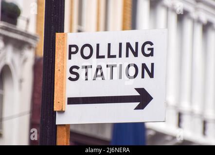 London, Großbritannien. 2. Mai 2022. Ein Polling Station-Schild im Londoner West End vor den Kommunalwahlen, die am 5.. Mai stattfinden werden. Stockfoto