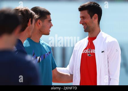 Novak Djokovic aus Serbien und Carlos Alcaraz aus Spanien während ihres Trainings beim Tennisturnier Mutua Madrid Open 2022 am 2. Mai 2022 im Caja Magica Stadion in Madrid, Spanien - Foto: Oscar J Barroso/DPPI/LiveMedia Stockfoto