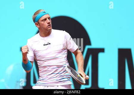 Alejandro Davidovich aus Spanien im Einsatz gegen Lloyd Harris aus Südafrika während des Tennisturniers Mutua Madrid Open 2022 am 2. Mai 2022 im Caja Magica Stadion in Madrid, Spanien - Foto: Oscar J Barroso/DPPI/LiveMedia Stockfoto