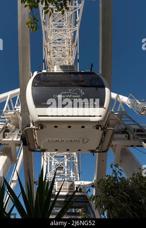 Südafrika. 2022. Passagierbeobachtungskabine auf einem großen Riesenrad Attraktion nach oben gesehen. Stockfoto