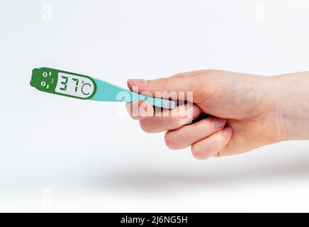 Frau Hand mit Thermometer Modell zeigt 37. Körpertemperaturmessung. Gesundheitsfürsorge, Kontrolle über das Wohlbefinden Konzept. Hochwertige Fotos Stockfoto