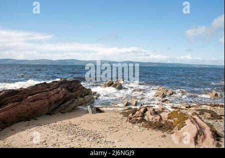 Kiesstrand und kleine Felsvorsprüngen Machrie Bay mit Blick auf Kilbrannan Sound Isle of Arran North Ayrshire Schottland Stockfoto