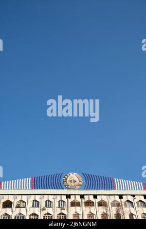 Ein riesiges Wappen, Siegel, Symbol des Humo-Vogels für Usbekistan auf einem großen Wohnhaus aus der Sowjetzeit. In Taschkent, Usbekistan. Stockfoto