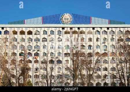Ein riesiges Wappen, Siegel, Symbol des Humo-Vogels für Usbekistan auf einem großen Wohnhaus aus der Sowjetzeit. In Taschkent, Usbekistan. Stockfoto