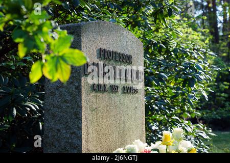 02. Mai 2022, Brandenburg, Stahnsdorf: Blumen stehen vor dem Denkmal für den Musikwissenschaftler Max Friedlaender im Südwestkirchhof vor einem Stein mit der Aufschrift „Professor Dr. Max Friedlaender“. Foto: Soeren Sache/dpa Stockfoto