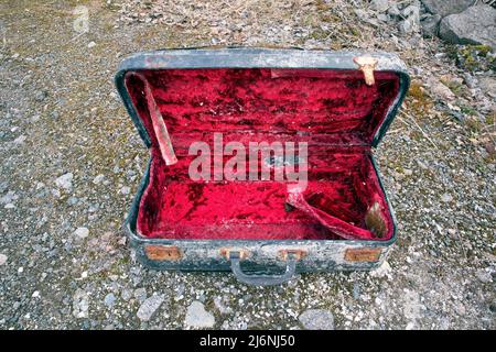 Alte verlassene Koffer im Freien Stockfoto