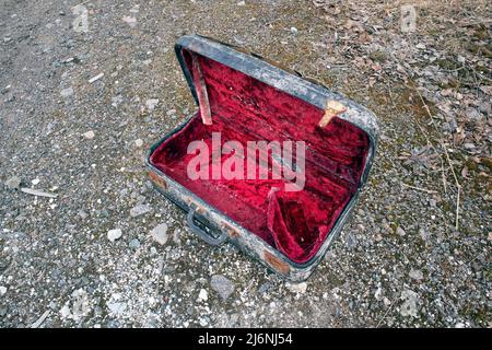 Alte verlassene Koffer im Freien Stockfoto