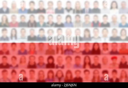 Portraits vieler Menschen auf dem Hintergrund der polnischen Flagge. Das Konzept der Bevölkerung und des demografischen Zustands des Landes. Stockfoto