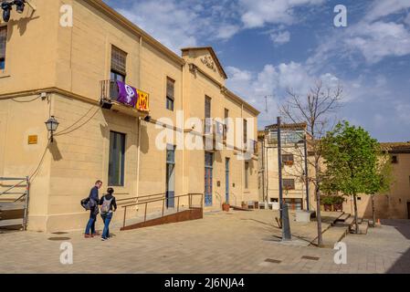 Oktober 1. Platz und Rathaus von Verges (Baix Empordà, Girona, Katalonien, Spanien) ESP: Plaza del 1 de Octubre y ayuntamiento de Verges (Gerona, España) Stockfoto