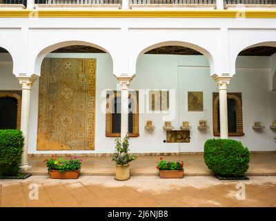 Innenhof des Archäologischen Museums von Cordoba, ehemaliger Palast des Paez de Castillejo - Cordoba, Spanien Stockfoto