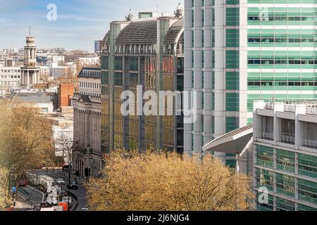 Erhöhter Blick auf die Euston Road in London. Stockfoto