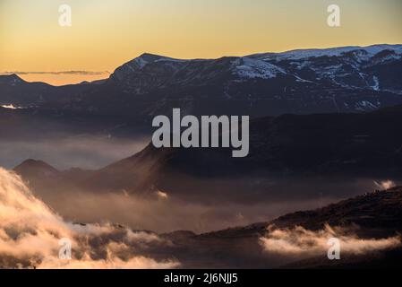 Port del Comte bei einem Sonnenuntergang im Winter vom Berg Rasos de Peguera aus gesehen, in Berguedà (Provinz Barcelona, Katalonien, Spanien, Pyrenäen) Stockfoto