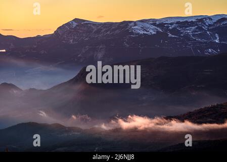 Port del Comte bei einem Sonnenuntergang im Winter vom Berg Rasos de Peguera aus gesehen, in Berguedà (Provinz Barcelona, Katalonien, Spanien, Pyrenäen) Stockfoto