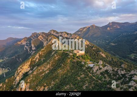 Queralt-Gebirge bei Sonnenaufgang im Sommer (Berguedà, Barcelona, Katalonien, Spanien, Pyrenäen) ESP: Sierra de Queralt en un amanecer de verano Barcelona Stockfoto